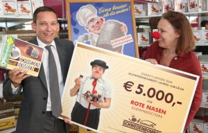 Charity-Aktion zum Schwedenbomben-Jubiläum: Niemetz übergibt Scheck im Wert von 5.000 Euro an ROTE NASEN
